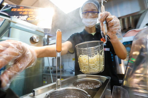 長寧率先放開小型便利店兼營餐飲服務 便利店現(xiàn)場煮面與歌舞活動成新風尚